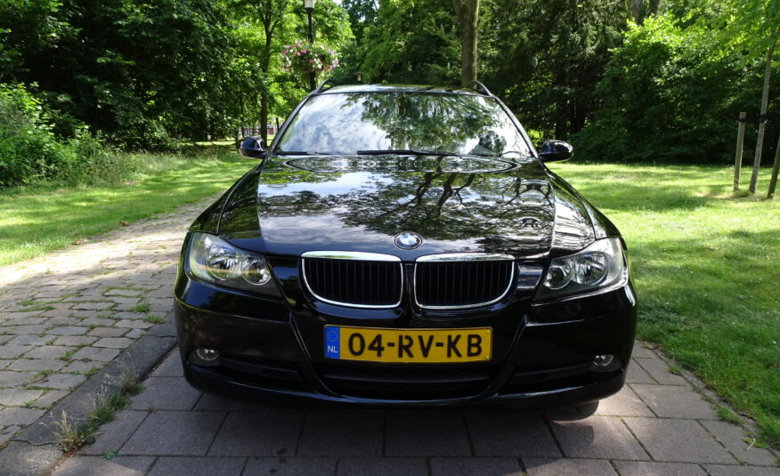 BMW 320i 2.0 150pk 5DR